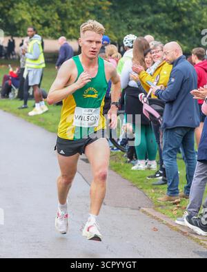 Nottingham, Regno Unito. 28 settembre 2025. Euan Wilson ha guidato la Robin Hood Marathon 2025 attraverso Wollaton Park durante il suo viaggio per vincere la gara. Crediti: Clive Stapleton/Alamy Live News Foto Stock