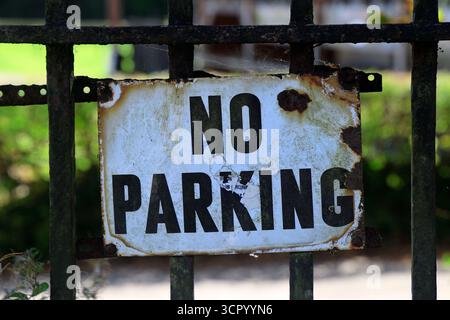 Vecchio cartello di Rusty senza parcheggio. Foto Stock