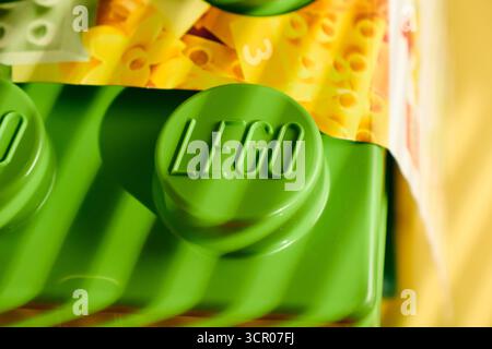 Tyumen, Russia - 8 luglio 2025: I blocchi di costruzione colorati Lego creano infinite possibilità di gioco in un vivace contenitore di plastica per le menti creative Foto Stock