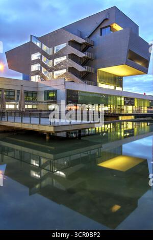 Museo del design di Barcellona (Museu del Disseny de Barcelona), Spagna di notte Foto Stock