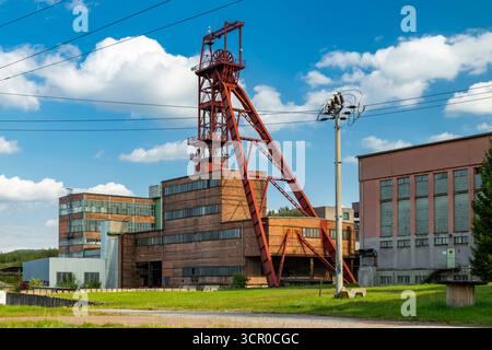 Testata industriale rossa ed edifici che segnano un'ex miniera di carbone a Kralovehradecky kraj, Cechia Foto Stock