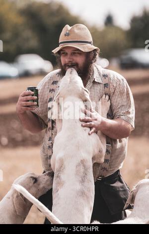 Vecchi trattori d'epoca e agricoltori in aratura nel West Sussex a South Downs. Foto Stock