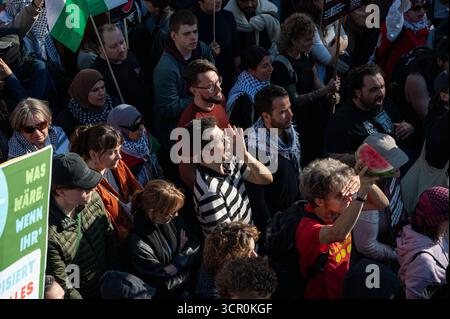 27.09.2025, Berlino, Germania, Europa - diverse decine di migliaia di manifestanti si riuniscono ad Alexanderplatz per protestare contro il genocidio di Gaza. Foto Stock