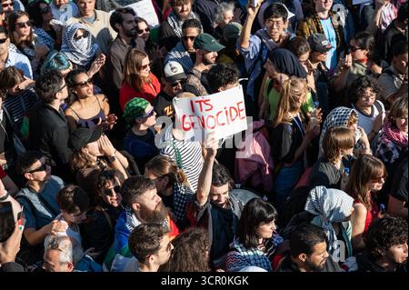 27.09.2025, Berlino, Germania, Europa - diverse decine di migliaia di manifestanti si riuniscono ad Alexanderplatz per protestare contro il genocidio di Gaza. Foto Stock