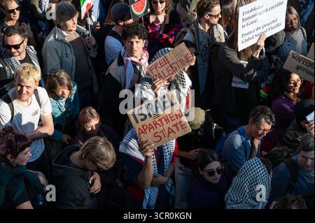 27.09.2025, Berlino, Germania, Europa - diverse decine di migliaia di manifestanti si riuniscono ad Alexanderplatz per protestare contro il genocidio di Gaza. Foto Stock
