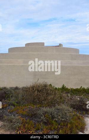 Cabo de São Vicente vicino a Sagres, Algarve, lo storico faro arroccato su spettacolari scogliere calcaree che si affacciano sull'Oceano Atlantico. Foto Stock