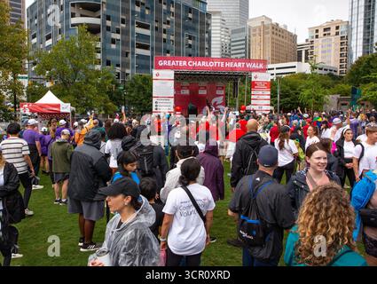 I partecipanti all'American Heart Association Greater Charlotte Heart Walk 2025 si riuniscono nel Romare Bearden Park prima dell'inizio dell'evento. Foto Stock