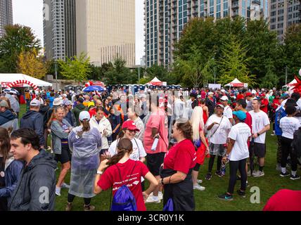 I partecipanti all'American Heart Association Greater Charlotte Heart Walk 2025 si riuniscono nel Romare Bearden Park prima dell'inizio dell'evento. Foto Stock