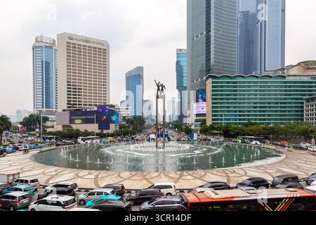 Giacarta, Indonesia - 19 settembre 2025: Selamat Datang Monument o Welcome Monument con traffico stradale nel centro di Giacarta, Indonesia. Foto Stock