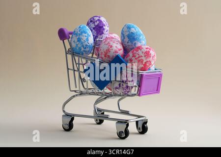 Carrello completo e segno di spunta Foto Stock