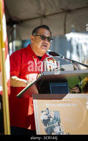 Al Campidoglio, il membro dell'Assemblea James Ramos (Serrano, Cahuilla) parla al California Native American Day. Foto Stock
