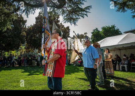 Il membro dell'Assemblea James Ramos marcia durante la processione di apertura al California Native American Day. È l'unico nativo americano al Congresso DELLA CALIFORNIA. Foto Stock
