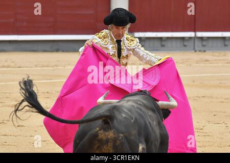 Madrid, Spagna. 28 settembre 2025. Il torero Ruben Sanz durante una corrida all'arena Las Ventas con tori del ranch Rancho Palha di Madrid, 28 settembre 2025, Spagna (foto di Oscar Gonzalez/Sipa USA) credito: SIPA USA/Alamy Live News Foto Stock
