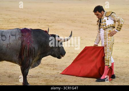 Madrid, Spagna. 28 settembre 2025. Il torero Javier Herrero durante una corrida all'arena Las Ventas con tori del ranch Rancho Palha di Madrid, 28 settembre 2025, Spagna (foto di Oscar Gonzalez/Sipa USA) crediti: SIPA USA/Alamy Live News Foto Stock