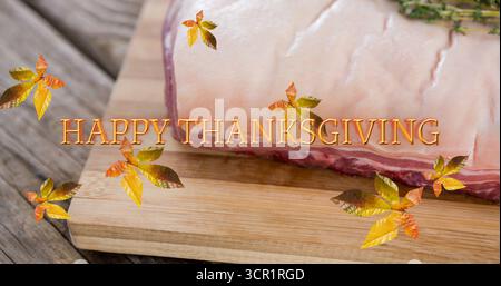 Immagine del testo di felice ringraziamento sulle foglie autunnali e il tacchino Foto Stock