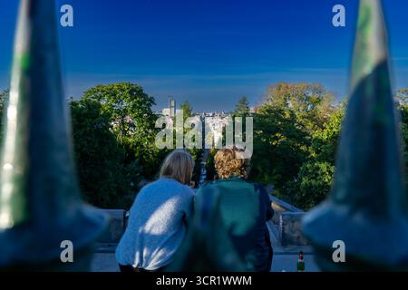 La giovane coppia gode di una vista panoramica di fine estate dalla cima della collina Viktoriapark a Berlino Kreuzberg, affacciata sullo skyline della città. Foto Stock