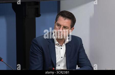 Berlino, Germania. 25 settembre 2025. Il deputato CDU BjÃ¶rn Simon ha visto partecipare alla conferenza di Berlino. Alla Conferenza stampa federale che ha costruito membri del Bundestag, diplomatici, esperti in materia di diritti umani e diaspora iraniana si sono riuniti per una conferenza ad alto livello intitolata Iran: Regime terroristico, rivolta e ruolo dell'Europa. Maryam Rajavi, il presidente eletto dell'NCRI, si è rivolto all'evento tramite un collegamento video in diretta che esorta l'Europa a riconoscere la lotta del popolo iraniano per il cambio di regime e a mettere in lista nera l'IRGC come entità terroristica. Credito: SOPA Images Limited/Alamy Live News Foto Stock