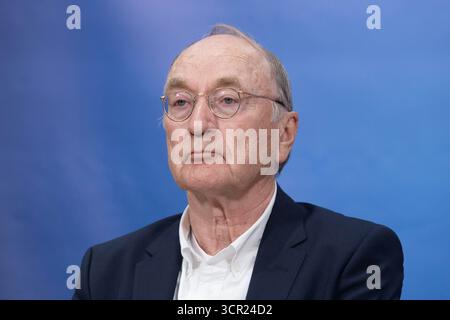 Berlino, Germania. 25 settembre 2025. L'ambasciatore Joachim RÃÂ¼cker chiede di collegare i diritti umani alla politica estera e ha messo in guardia contro la nostalgia della monarchia di IranÃ¢â‚¬â„¢, citando la tortura e le esecuzioni come prova dell'impunità sistemica. Alla Conferenza stampa federale che ha costruito membri del Bundestag, diplomatici, esperti in materia di diritti umani e diaspora iraniana si sono riuniti per una conferenza ad alto livello intitolata Iran: Regime terroristico, rivolta e ruolo dell'Europa. Maryam Rajavi, il presidente eletto dell'NCRI, si è rivolto all'evento tramite un collegamento video in diretta che esorta l'Europa a riconoscere la lotta del popolo iraniano per il regime Foto Stock