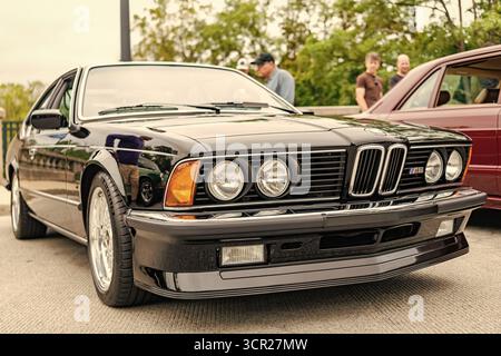 Chicago, Illinois - 29 settembre 2024: BMW e24 m6 parcheggiata in strada. Vista frontale BMW e24 m6 colore nero . BMW e24 m6 a chicago Foto Stock