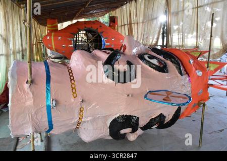 Nuova Delhi, India. 28 settembre 2025. PATNA, INDIA - SETTEMBRE 27: Preparazione dell'effigie del diavolo Ravan per il festival Vijayadashmi a Gandhi Maidan il 27 settembre 2025 a Patna, India. (Foto di Santosh Kumar/Hindustan Times/Sipa USA ) credito: SIPA USA/Alamy Live News Foto Stock