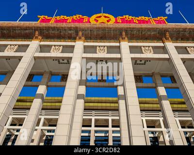 Pechino, Cina - 14 settembre 2025: Grande, iconico cancello in Piazza Tiananmen, Pechino, caratterizzato da un'architettura tradizionale con una prominente stella dorata Foto Stock