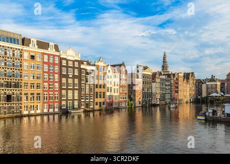 Scenario di Damrak ad Amsterdam, olandese. Le case si trovano direttamente sull'acqua Foto Stock