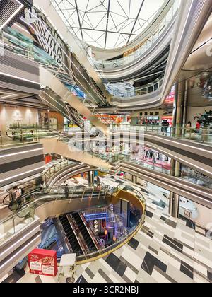 Pechino, Cina - 15 settembre 2025: I grandi interni del Beijing Wangfujing Joy Shopping Center, che mostrano architettura moderna, negozi multilivello, e. Foto Stock