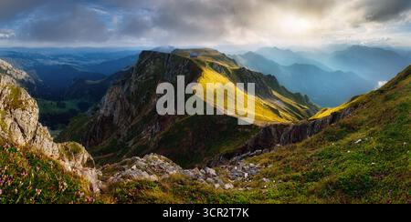 Tramonto a Eisenerzer Alpen con Reichensteinhutte. Panorama alpino in Stiria, Austria Foto Stock