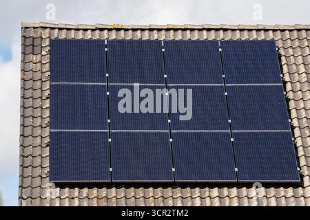 Pannelli solari su tetto residenziale piastrellato Foto Stock