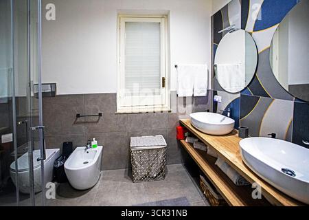 bagno con doccia, bidet, wc e due specchi. Design moderno. Foto Stock