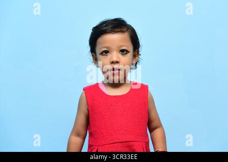 Kathmandu, Nepal. 29 settembre 2025. ARYA TARA SHAKYA,½ anni, la dea reale vivente nepalese Kumari di Itumbahal, è vista a casa sua prima di essere formalmente adorata nello storico Kumari Ghar a Kathmandu il 29 settembre 2025. Sarà formalmente adorata come Royal Kumari il 30 settembre 2025, succedendo a TRISHNA SHAKYA, che prestò servizio fino a raggiungere la pubertà, intorno ai 12 anni. La tradizione secolare riverbera la Dea vivente come incarnazione della dea indù Taleju, venerata sia dagli indù che dai buddisti. Foto: Safal Prakash Shrestha credito: Safal Prakash Shrestha/Alamy Foto Stock