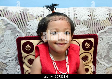 Kathmandu, Nepal. 29 settembre 2025. ARYA TARA SHAKYA,½ anni, la dea reale vivente nepalese Kumari di Itumbahal, è vista a casa sua prima di essere formalmente adorata nello storico Kumari Ghar a Kathmandu il 29 settembre 2025. Sarà formalmente adorata come Royal Kumari il 30 settembre 2025, succedendo a TRISHNA SHAKYA, che prestò servizio fino a raggiungere la pubertà, intorno ai 12 anni. La tradizione secolare riverbera la Dea vivente come incarnazione della dea indù Taleju, venerata sia dagli indù che dai buddisti. Foto: Safal Prakash Shrestha credito: Safal Prakash Shrestha/Alamy Foto Stock