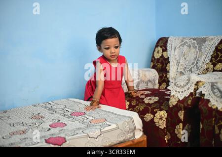 Kathmandu, Nepal. 29 settembre 2025. ARYA TARA SHAKYA,½ anni, la dea reale vivente nepalese Kumari di Itumbahal, è vista a casa sua prima di essere formalmente adorata nello storico Kumari Ghar a Kathmandu il 29 settembre 2025. Sarà formalmente adorata come Royal Kumari il 30 settembre 2025, succedendo a TRISHNA SHAKYA, che prestò servizio fino a raggiungere la pubertà, intorno ai 12 anni. La tradizione secolare riverbera la Dea vivente come incarnazione della dea indù Taleju, venerata sia dagli indù che dai buddisti. Foto: Safal Prakash Shrestha credito: Safal Prakash Shrestha/Alamy Foto Stock