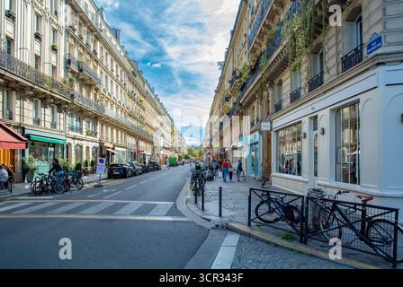 Parigi, Francia, una tipica strada in stile Haussmann nel decimo arrondissement con caffetterie e negozi Foto Stock
