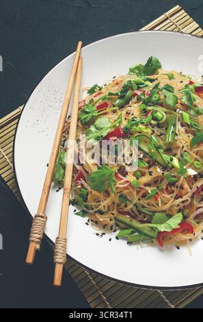 Funchosa, insalata coreana, con verdure, fatte in casa, niente persone Foto Stock