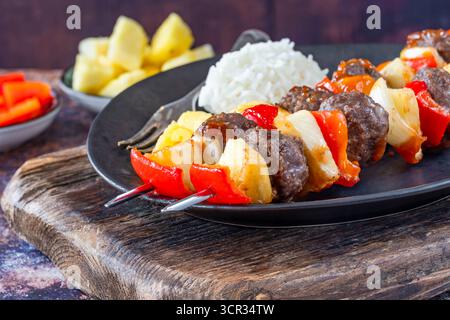 Polpette di manzo spiedini di kebab glassati con salsa agrodolce Foto Stock