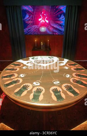 Serpentine North, Londra, Regno Unito. 29 settembre 2025. THE DELUSION (30 settembre-18 gennaio 2026) è il progetto più ambizioso mai realizzato dall'artista e game designer britannica di Londra e Berlino Danielle Brathwaite-Shirley a Serpentine North. Presenta una rivoluzionaria commissione per i videogiochi, un'esperienza multigiocatore coinvolgente basata su motori di gioco che esplora temi di polarizzazione, censura e connessione sociale. Combinando satira e umorismo assurdo con il gioco cooperativo e il teatro partecipativo, L'ILLUSIONE esplora gli impatti reali della divisione sociale. Crediti: Malcolm Park/Alamy Live News Foto Stock