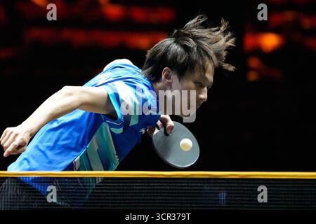 Pechino, Cina. 29 settembre 2025. LIN Gaoyuan serve durante il singolare maschile del 64 incontro tra Lin Gaoyuan della Cina e Wong Chun Ting della Cina di Hong Kong al World Table Tennis (WTT) China Smash 2025 a Pechino, Cina, 29 settembre 2025. Crediti: Xie Han/Xinhua/Alamy Live News Foto Stock