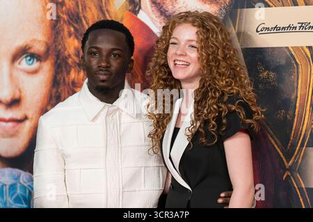 Araloyin Oshunremi und Alexa Goodall bei der Premiere des Kinofilms Momo im Mathäser Filmpalast. München, 28.09.2025 *** Araloyin Oshunremi e Alexa Goodall alla prima del film Momo a Mathäser Filmpalast Monaco di Baviera, 28 09 2025 foto:Xn.xKolinzx/xFuturexImagex momo 5853 Foto Stock