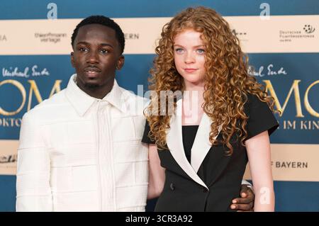 Araloyin Oshunremi und Alexa Goodall bei der Premiere des Kinofilms Momo im Mathäser Filmpalast. München, 28.09.2025 *** Araloyin Oshunremi e Alexa Goodall alla prima del film Momo a Mathäser Filmpalast Monaco di Baviera, 28 09 2025 foto:Xn.xKolinzx/xFuturexImagex momo 5860 Foto Stock