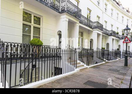 Eleganti case bianche a schiera georgiane con ringhiere in ferro battuto, Londra Foto Stock