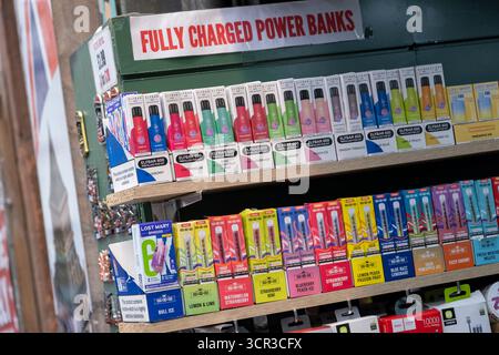 Vape shop che vende vapes monouso il 3 agosto 2025 a Londra, Regno Unito. Lo svapo è spesso visto come un'alternativa sicura o più sicura al fumo. È anche relativamente nuovo per il mercato, che ha colpito solo il mainstream negli ultimi dieci anni circa. Le penne monouso sono dispositivi non ricaricabili che generalmente vengono forniti riempiti con liquido elettronico. Recentemente si è discusso molto in termini di salute pubblica, in particolare per quanto riguarda la disponibilità di prodotti vape per i bambini, in particolare vapori usa e getta. Foto Stock