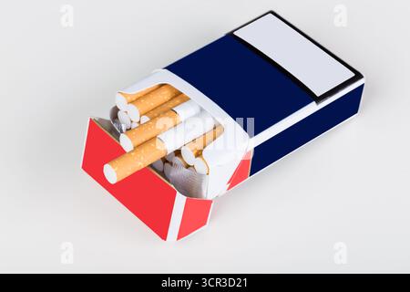 Confezione di sigarette con puntali filtranti visualizzati su sfondo neutro Foto Stock