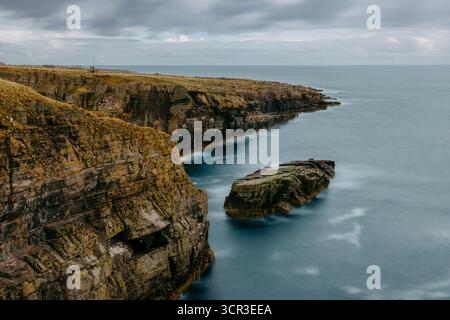 Una spettacolare scena costiera a Wimblars' Rock a Wick, Caithness, che mostra la potente geologia della costa delle Highlands scozzesi Foto Stock