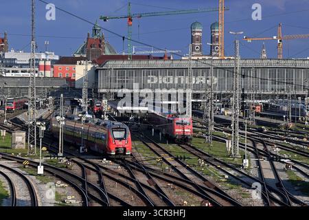 Monaco di Baviera, Germania. 28 settembre 2025. Partenza, arrivo treno, treno regionale, treno regionale, regionale, RE, treno espresso, treno ad alta velocità, stazione centrale di Monaco, DB, il treno, il traffico a lunga distanza, la stazione centrale di Monaco, Credito: dpa/Alamy Live News Foto Stock