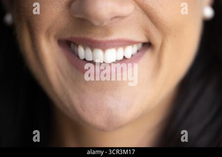 Parte inferiore del volto femminile, primo piano Foto Stock