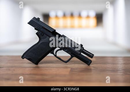 Germania. 19 settembre 2025. Una pistola semi-automatica in calibro Luger da 9 mm si trova su un tavolo in un raggio di tiro. Armi da fuoco di questo calibro richiedono un permesso in Germania. Crediti: Silas Stein/dpa/Alamy Live News Foto Stock