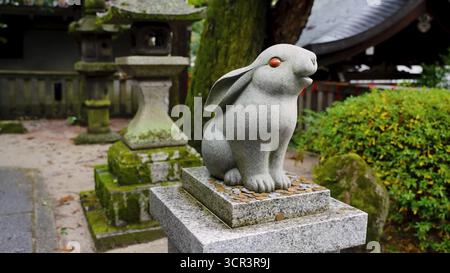 Statua del coniglio annidata all'interno dello storico Santuario Okazaki a Kyoto in Giappone. Fondata nell'anno 794, questo venerabile Santuario Okazaki jinja Foto Stock