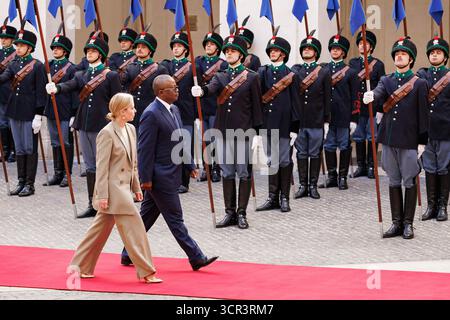 Roma, Italia. 29 settembre 2025. Il Premier Giorgia Meloni e il presidente della Repubblica di Guinea-Bissau Umaro Sissoco Embal- durante l'incontro a Palazzo Chigi, Roma, lunedì 29 settembre 2025 (foto di Roberto Monaldo/LaPresse) crediti: LaPresse/Alamy Live News Foto Stock