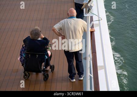 Venezia. Italia - 29 settembre 2025: Coppia di anziani su un ponte di una nave da crociera, uno con un camminatore. Foto Stock